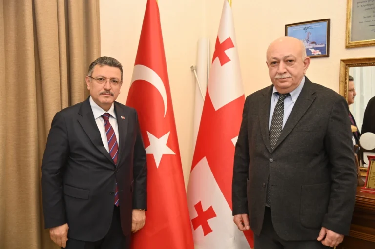 Trabzon Büyükşehir Belediye Başkanı Ahmet Metin Genç, Gürcistan Trabzon Başkonsolosluğu'nu ziyaret ederek taziyelerini iletiyor.