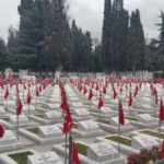 Trabzon Büyükşehir Belediyesi ekipleri, Ramazan Bayramı öncesinde mezarlıklarda bakım ve temizlik çalışmaları yapıyor.