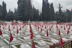 Trabzon Büyükşehir Belediyesi ekipleri, Ramazan Bayramı öncesinde mezarlıklarda bakım ve temizlik çalışmaları yapıyor.