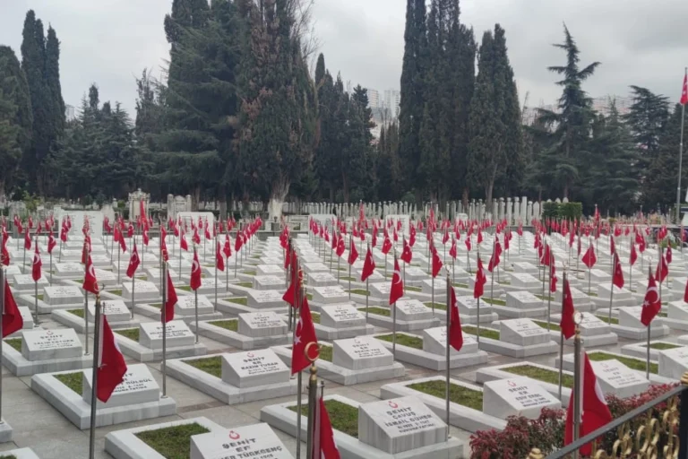 Trabzon Büyükşehir Belediyesi ekipleri, Ramazan Bayramı öncesinde mezarlıklarda bakım ve temizlik çalışmaları yapıyor.