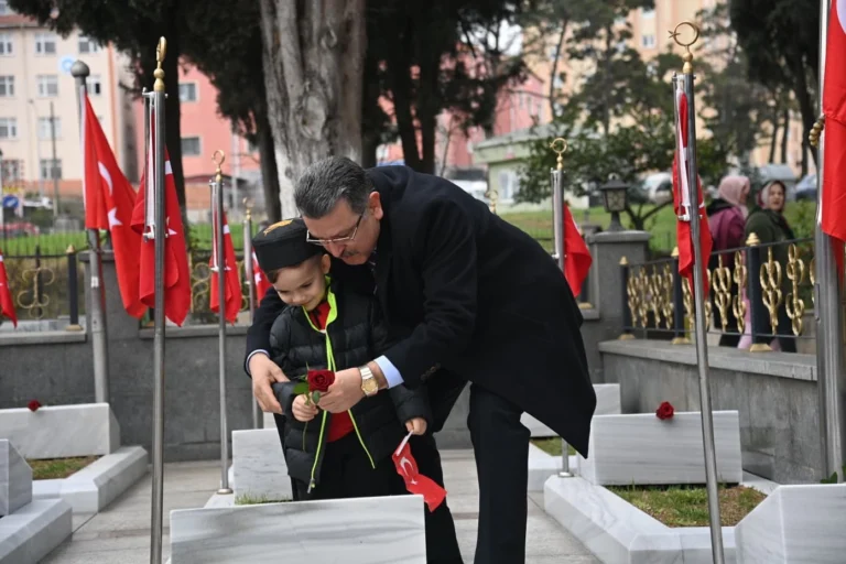 Trabzon'da 18 Mart Şehitleri Anma Günü ve Çanakkale Deniz Zaferi'nin 111. yıl dönümü anma töreninden genel görünüm.