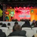 Trabzon'da Dünya Sosyal Hizmet Günü kapsamında düzenlenen etkinlikte çocukların yüz boyaması yapılıyor.