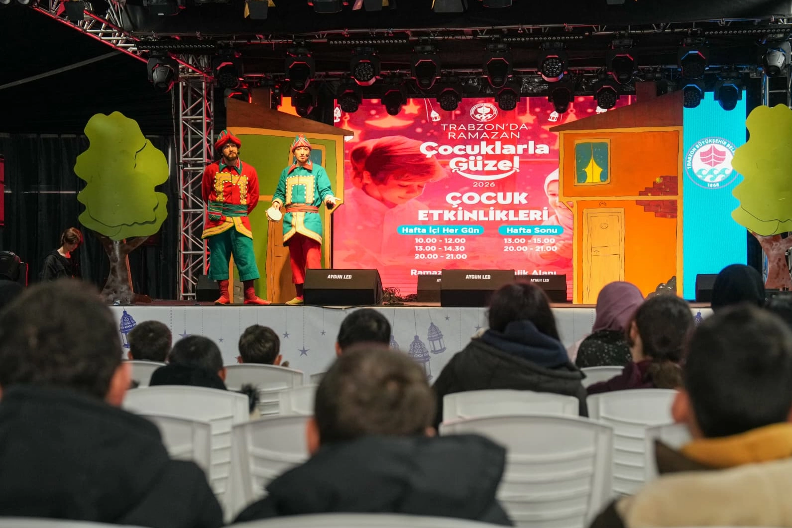 Trabzon'da Dünya Sosyal Hizmet Günü kapsamında düzenlenen etkinlikte çocukların yüz boyaması yapılıyor.