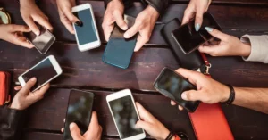 Türkiye'de çevrim içi medya kullanım süresinin dünya ortalamasını geride bıraktığını gösteren grafik