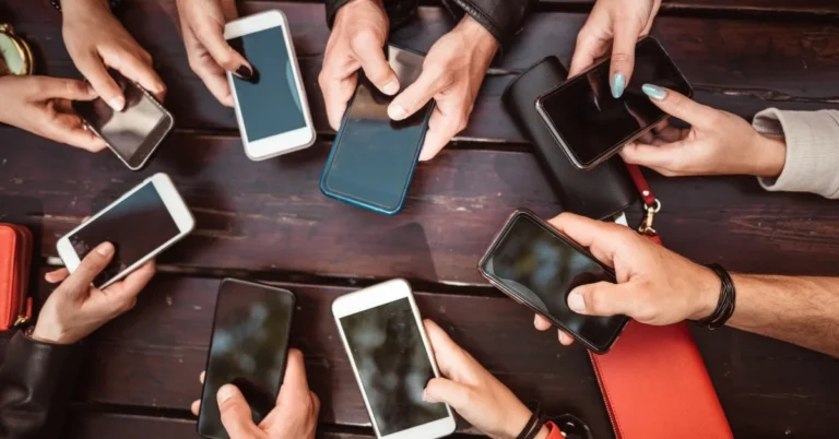 Türkiye'de çevrim içi medya kullanım süresinin dünya ortalamasını geride bıraktığını gösteren grafik