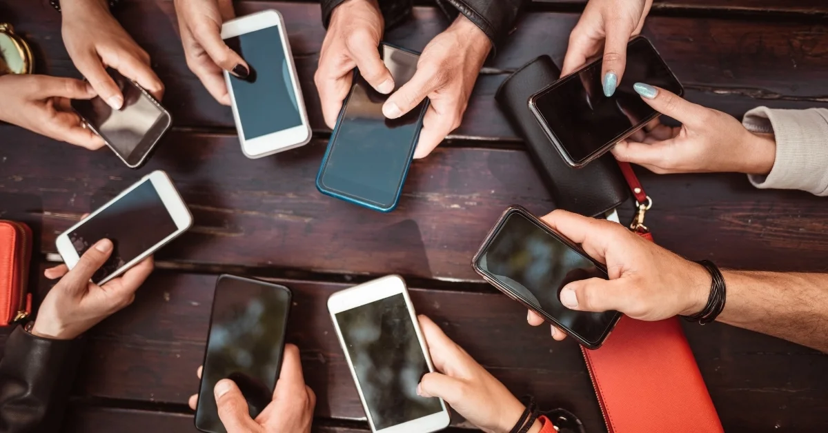 Türkiye'de çevrim içi medya kullanım süresinin dünya ortalamasını geride bıraktığını gösteren grafik