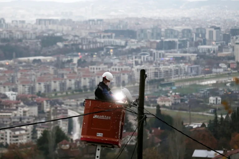 UEDAŞ bayramda kesintisiz enerji için sahada görev yapıyor