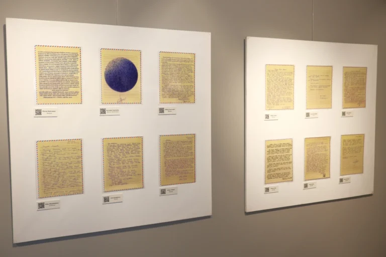 Ustalardan Gençlere Mesajlar sergisi kapsamında Evrim Sanat Galerisi'nde ustaların mektupları sergileniyor.