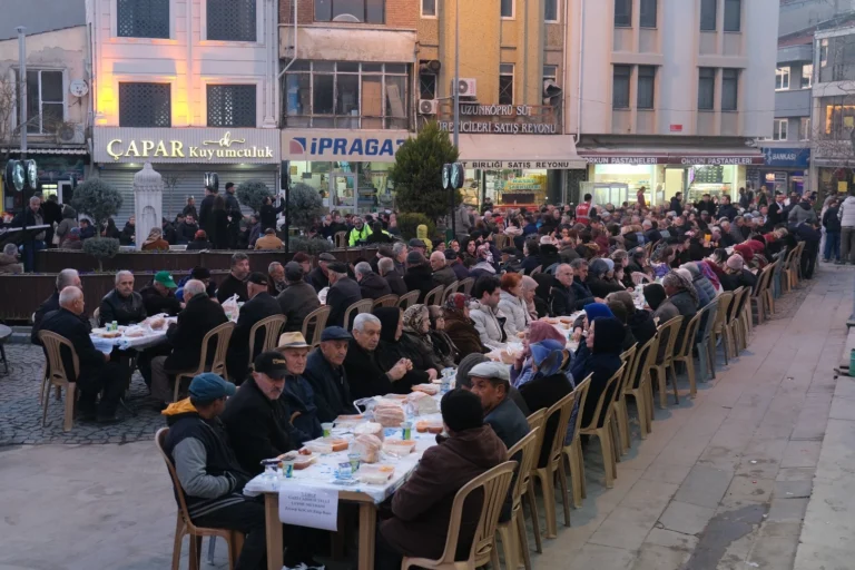 Uzunköprü'de binlerce kişinin katıldığı geleneksel iftar sofrası