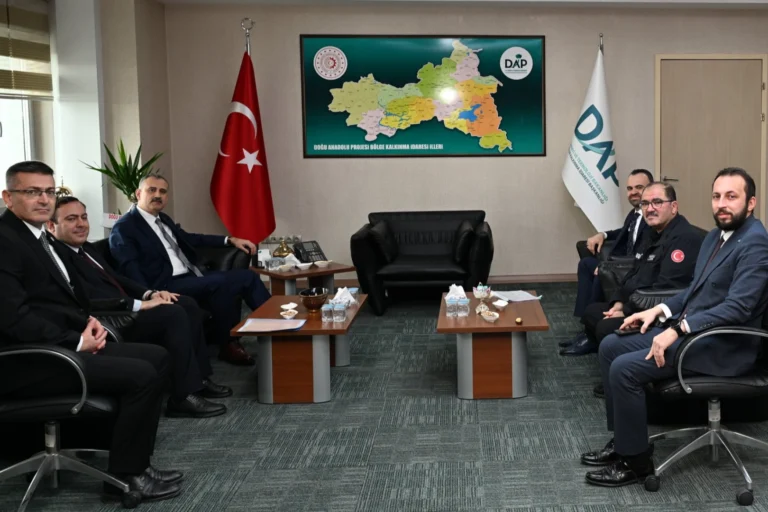 Ağrı Valisi Dr. Önder Bozkurt, Erzurum Valisi Aydın Baruş ve DAP Bölge Kalkınma İdaresi Başkanı Halil İbrahim Güray ile görüşüyor.