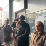 İstanbul Valisi Davut Gül, hastanede tedavi gören yaralı bir vatandaşı ziyaret ediyor.