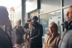İstanbul Valisi Davut Gül, hastanede tedavi gören yaralı bir vatandaşı ziyaret ediyor.