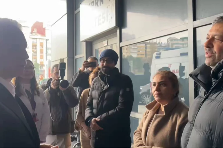 İstanbul Valisi Davut Gül, hastanede tedavi gören yaralı bir vatandaşı ziyaret ediyor.