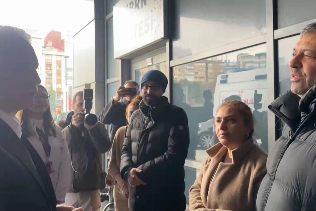 İstanbul Valisi Davut Gül, hastanede tedavi gören yaralı bir vatandaşı ziyaret ediyor.