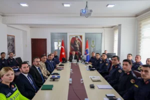 Bilecik Valisi Faik Oktay Sözer, İl Jandarma Komutanlığı'nı ziyaret ediyor.