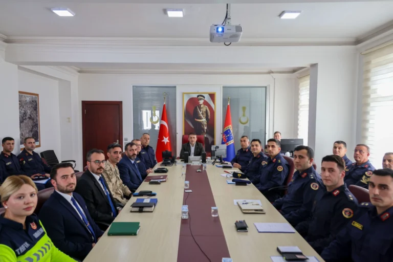 Bilecik Valisi Faik Oktay Sözer, İl Jandarma Komutanlığı'nı ziyaret ediyor.