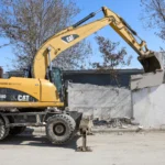 Van'da alternatif yol çalışmalarında kaçak yapılar belediye ekiplerince yıkılıyor.