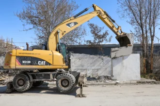 Van'da alternatif yol çalışmalarında kaçak yapılar belediye ekiplerince yıkılıyor.