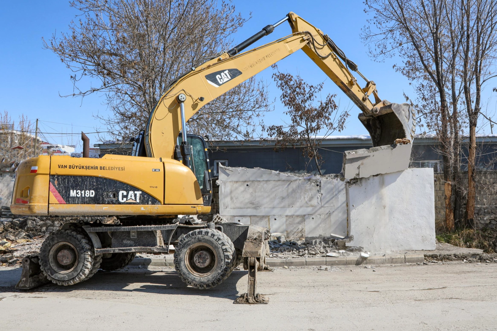 Van'da alternatif yol çalışmalarında kaçak yapılar belediye ekiplerince yıkılıyor.