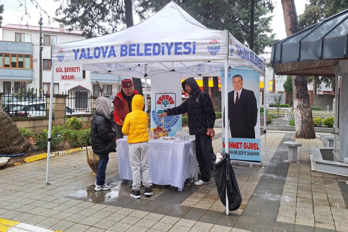 Yalova Belediyesi'nin Ramazan Bayramı'nda sunduğu ücretsiz kabristan ziyaretçi servisleri ve ikramlar