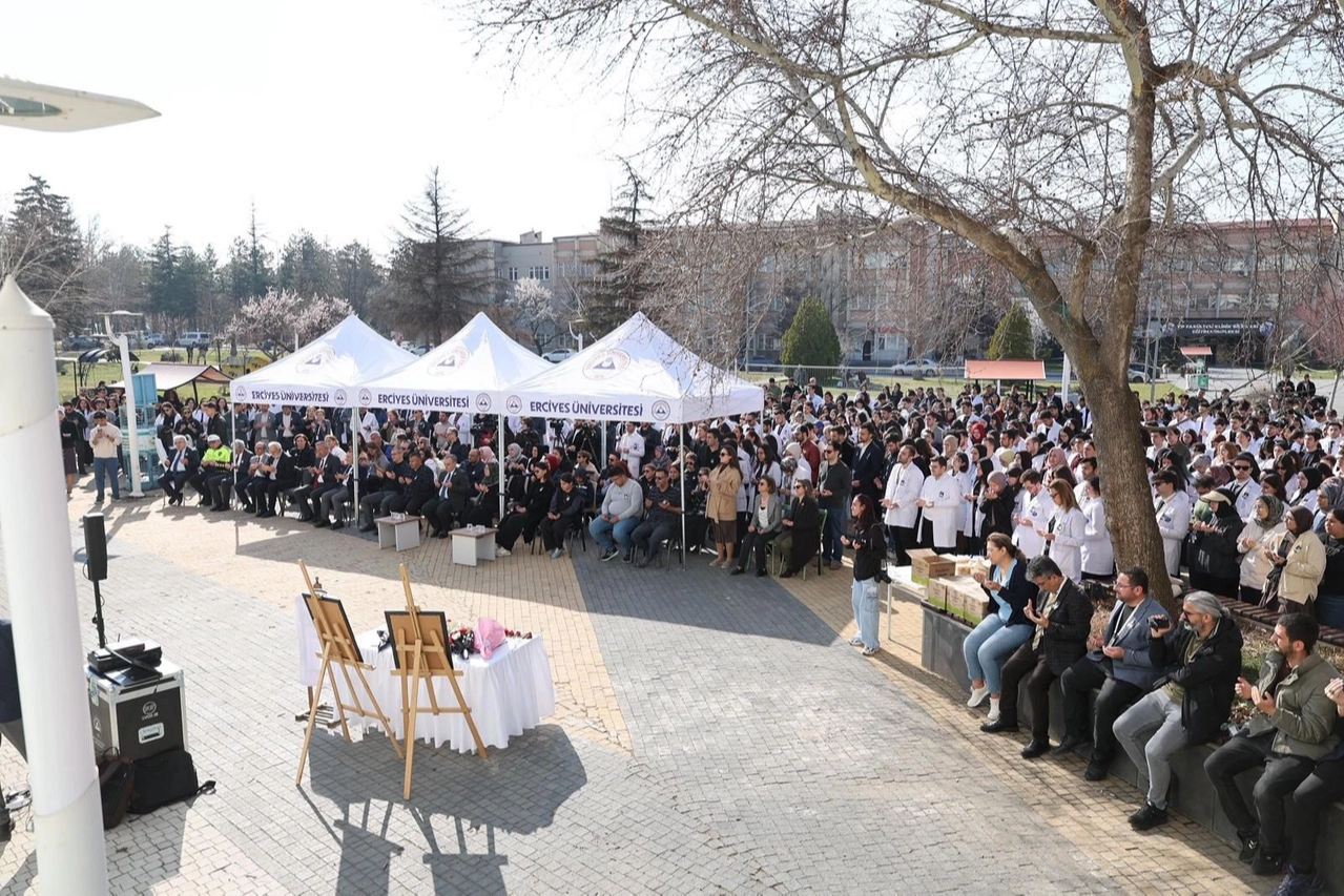 Erciyes Üniversitesi'nde trafik kazasında hayatını kaybeden tıp fakültesi öğrencisi Yaren Mercan için anma programı düzenlendi.