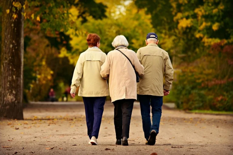 Dar kanal hastalığı tedavisi sonrası ağrısız yürüyen yaşlı bir çift