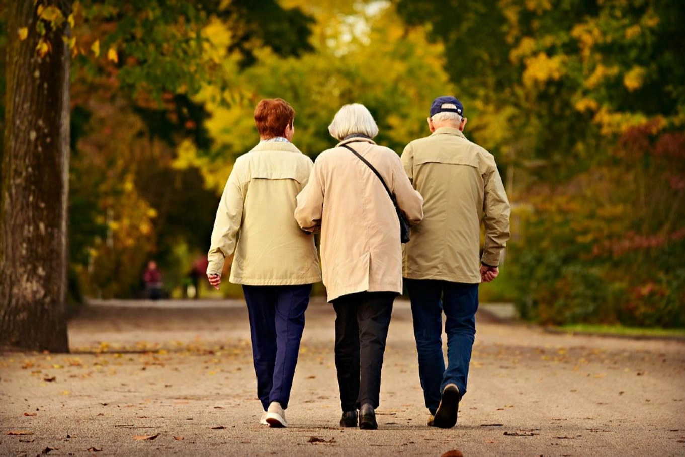 Dar kanal hastalığı tedavisi sonrası ağrısız yürüyen yaşlı bir çift