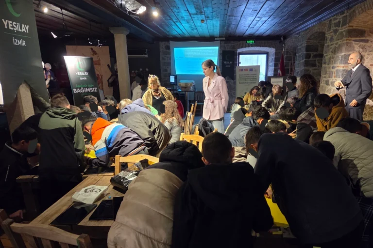 Yeşilay İzmir, koruma altındaki çocuklara dijital bağımlılık ve medya kullanımı eğitimi veriyor