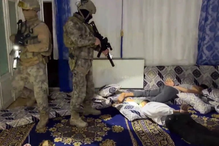 Yozgat'ta DEAŞ terör örgütüne yönelik düzenlenen operasyonda 3 şüpheli gözaltına alındı.