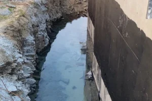 Keşan Yukarı Zaferiye Mahallesi'ndeki su deposundan sızan sular nedeniyle sokağın göle döndüğü anı gösteren görsel.