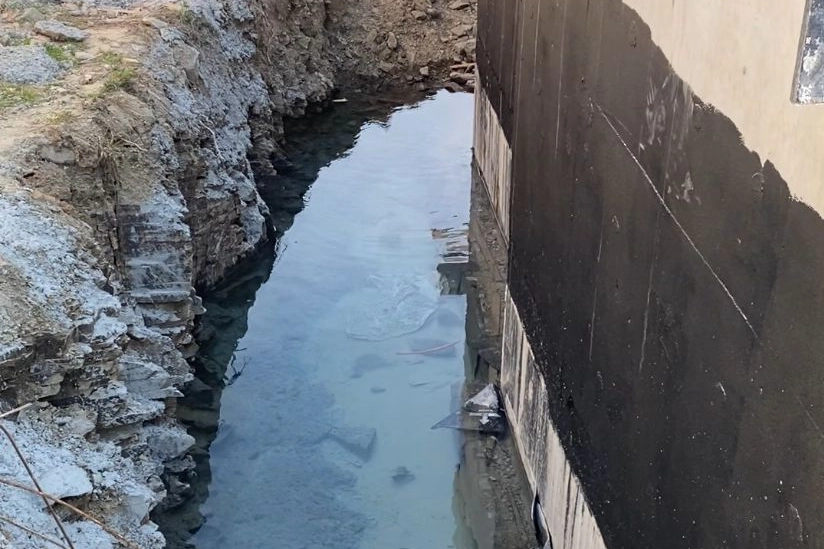 Keşan Yukarı Zaferiye Mahallesi'ndeki su deposundan sızan sular nedeniyle sokağın göle döndüğü anı gösteren görsel.