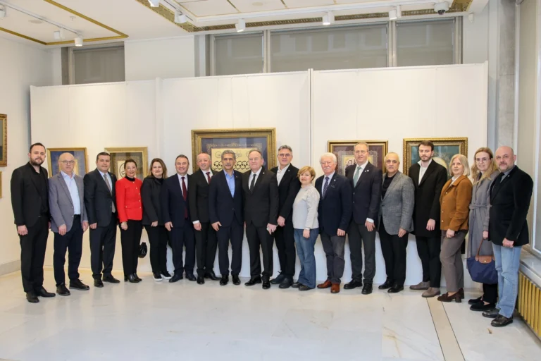 Bursa'da Zer-i Nab Tezhip Sergisi açıldı, geleneksel sanatlar sergilendi