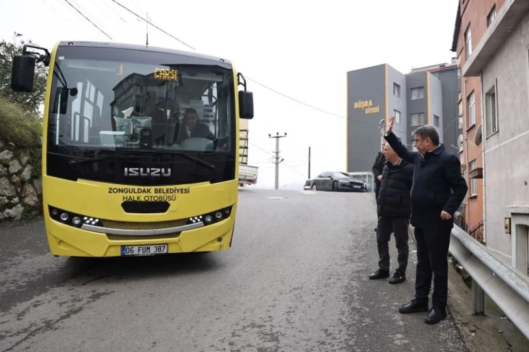Zonguldak Belediye Başkanı Tahsin Erdem'in mahalle sakinleriyle bir araya geldiği ve sorunları dinlediği an.