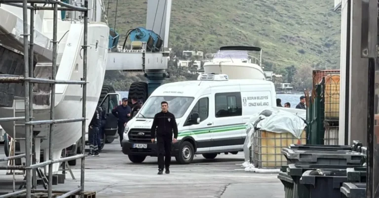 Bodrum açıklarında batan göçmen botu olayında hayatını kaybedenler için arama kurtarma çalışmaları