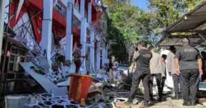 Endonezya'da 7.4 büyüklüğünde deprem sonrası hasar gören binalar