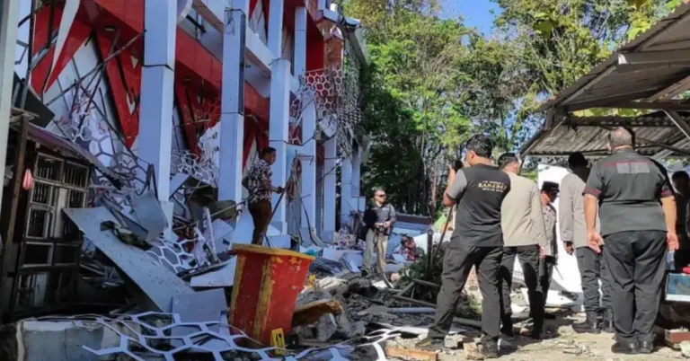 Endonezya'da 7.4 büyüklüğünde deprem sonrası hasar gören binalar