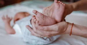 Doğum izni süresinin 24 haftaya çıkarılmasını öngören kanun teklifinin TBMM'de kabul edildiğine dair haber görseli.