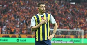 Fenerbahçeli futbolcu Mert Hakan Yandaş adliye çıkışında gülümserken