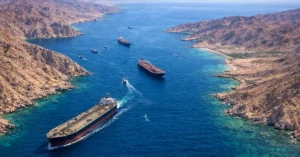 Türk gemileri Hürmüz Boğazı'ndan güvenle geçerken çekilmiş bir fotoğraf