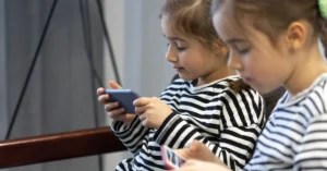 Sosyal medya platformlarına 15 yaş sınırı geliyor, TBMM'de yeni düzenleme teklifi görüşülüyor.