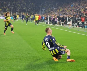 Beşiktaşlı futbolcuların Fenerbahçe'ye karşı kazandığı derbi zaferini kutlama anı