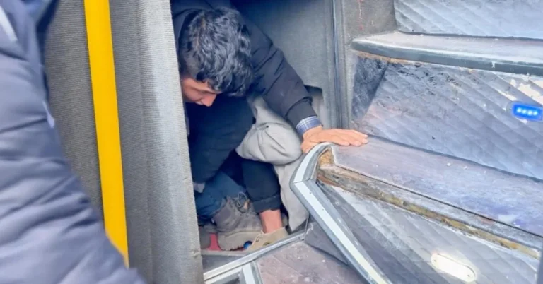 Yozgat'ta polis, bagajına 53 düzensiz göçmen gizlenmiş yolcu otobüsünü durdurdu.