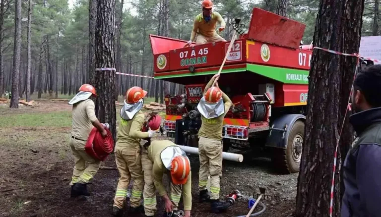 Antalya'da ormancılık yarışmalarında ekipler parkurlarda mücadele ediyor