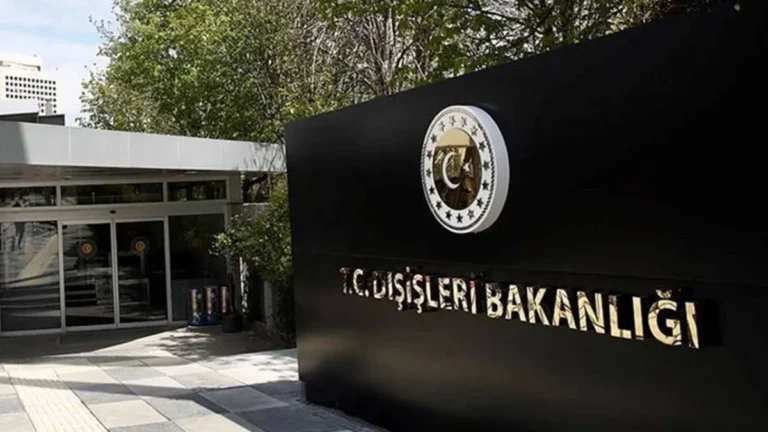 Dışişleri Bakanlığı binası önünde Türk bayrağı ve ateşkesi simgeleyen el sıkışma görseli.