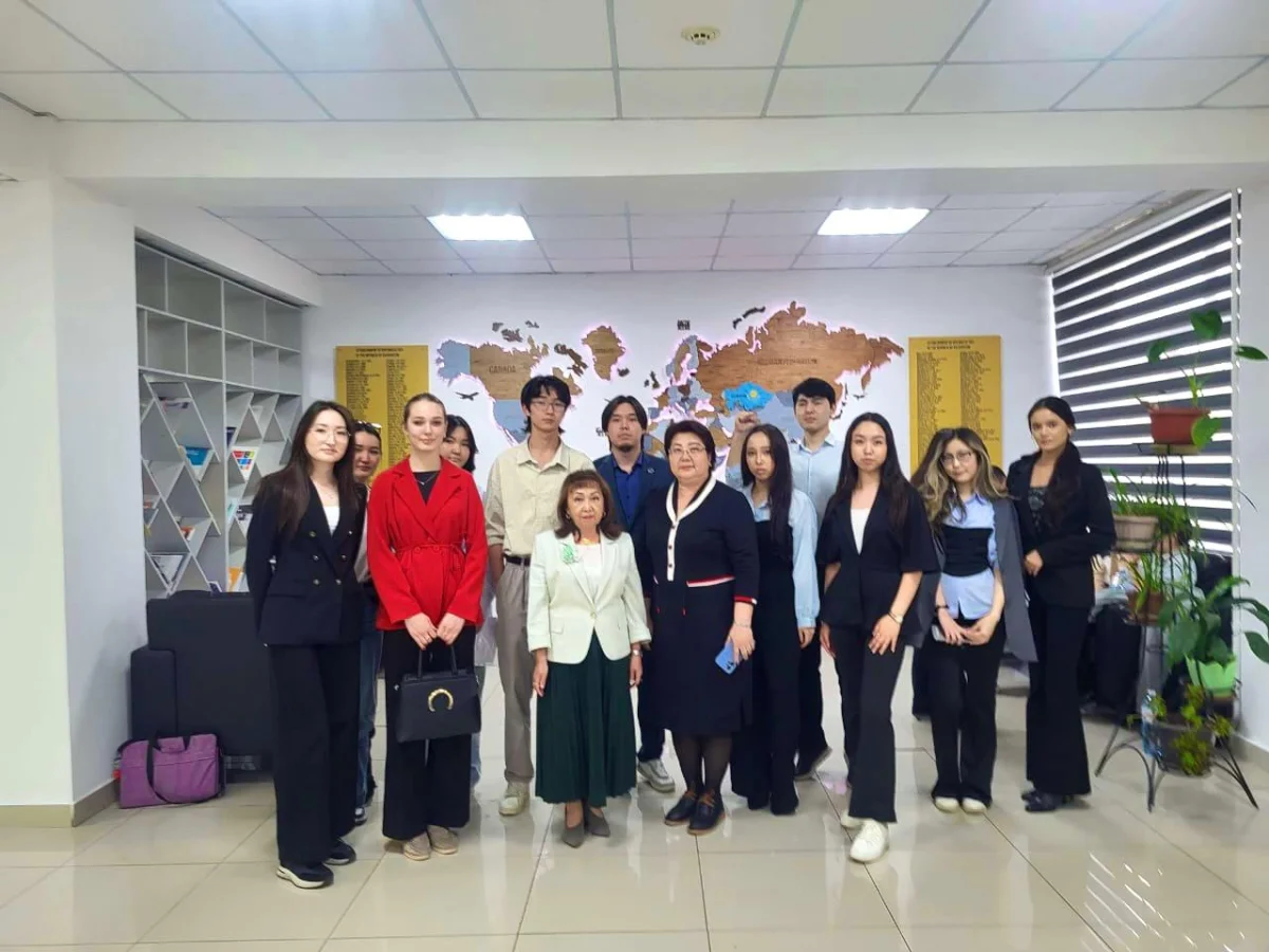 Farabi Dünyası 2026 konferansında dil öğretimi ve yapay zeka üzerine sunum yapan konuşmacılar