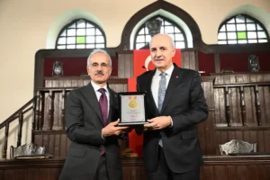 Ulaştırma Bakanı Abdulkadir Uraloğlu, TBMM Başkanı Numan Kurtulmuş'a İstiklal Madalyası için teşekkür plaketi takdim ediyor.