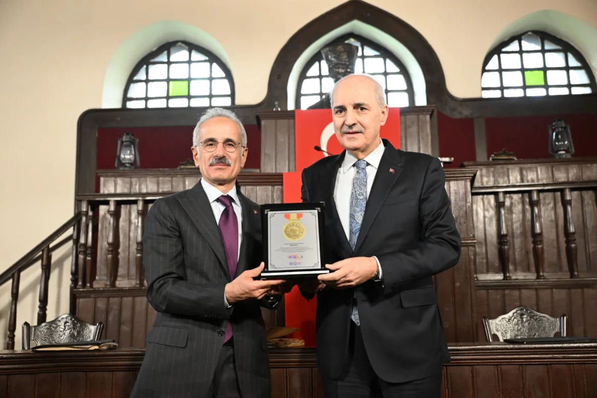 Ulaştırma Bakanı Abdulkadir Uraloğlu, TBMM Başkanı Numan Kurtulmuş'a İstiklal Madalyası için teşekkür plaketi takdim ediyor.
