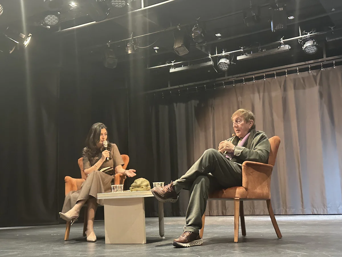 Usta oyuncu Ali Poyrazoğlu Beyoğlu'nda bir kültür merkezinde okurlarıyla buluşuyor ve kitap imzalıyor.