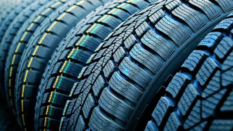 Kış lastiği takılı bir aracın yolculuk yaparken çekilmiş fotoğrafı.