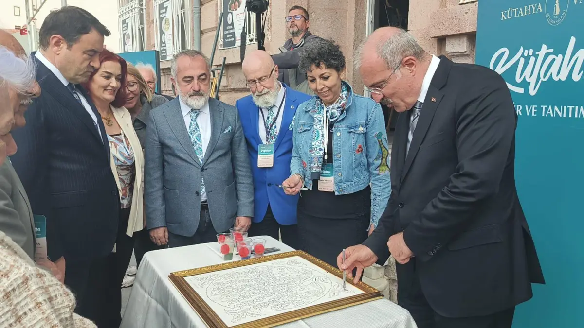 Çanakkale'de düzenlenen sergide Kütahya'nın çini ve seramik sanatları tanıtılıyor.
